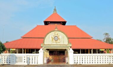 Wisata Religi di Jogja, Ziarah ke Masjid Bersejarah