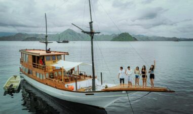 Liburan Seru bareng Keluarga Besar dengan Kapal Phinisi di Labuan Bajo