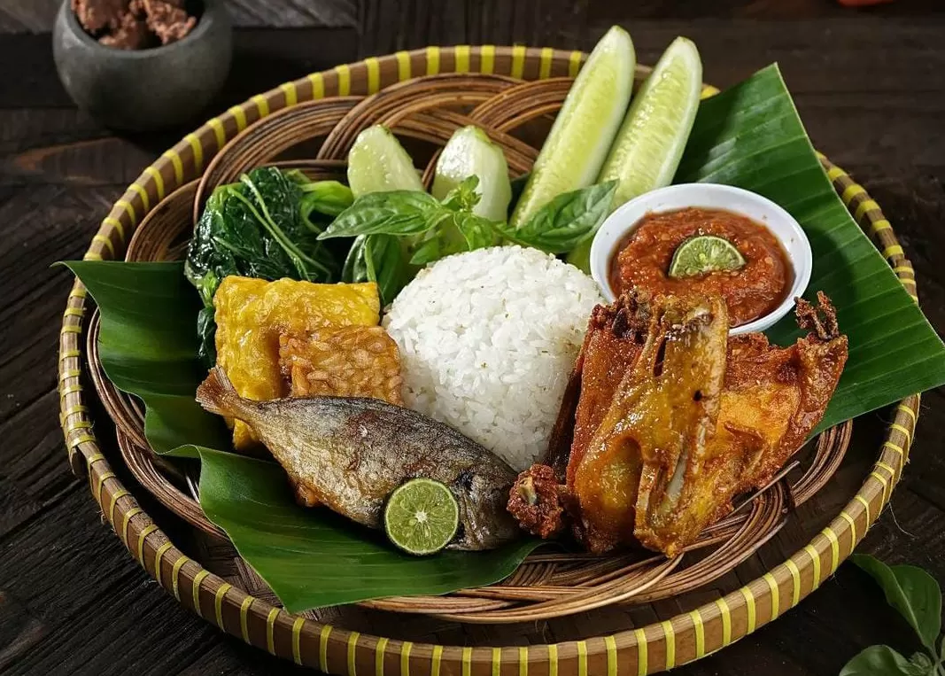 Sego Tempong Banyuwangi nasi pedas dengan lauk tradisional khas Osing